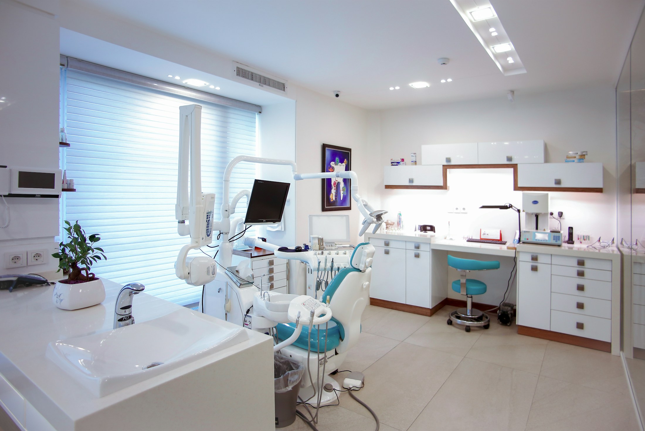 Modern, aydınlık bir diş kliniği